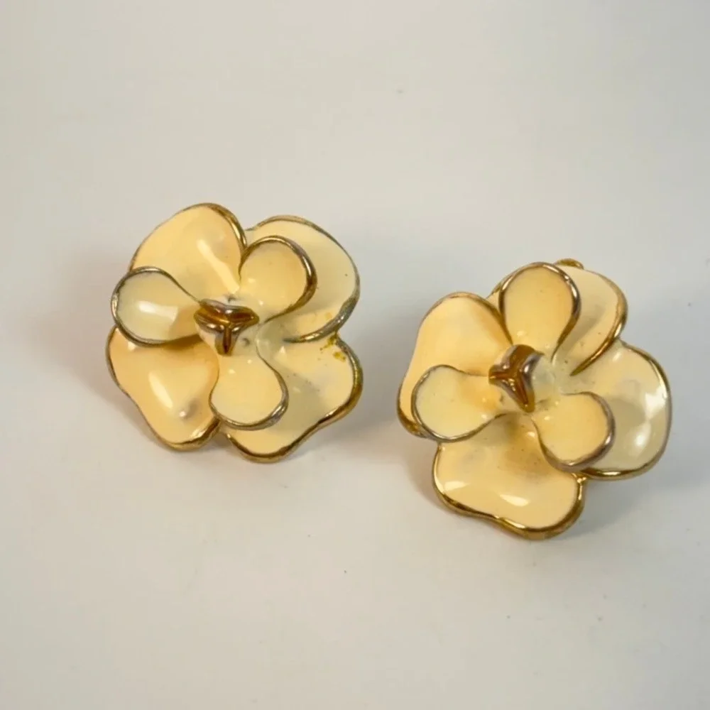 Vintage Flower Stud Earrings Cream Enamel Gold Tone Boho Cottagecore Y2K